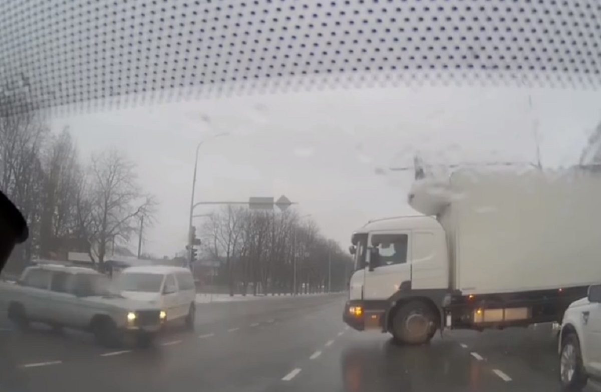 У Київській області легковик протаранив автомобіль поліції (ВІДЕО)