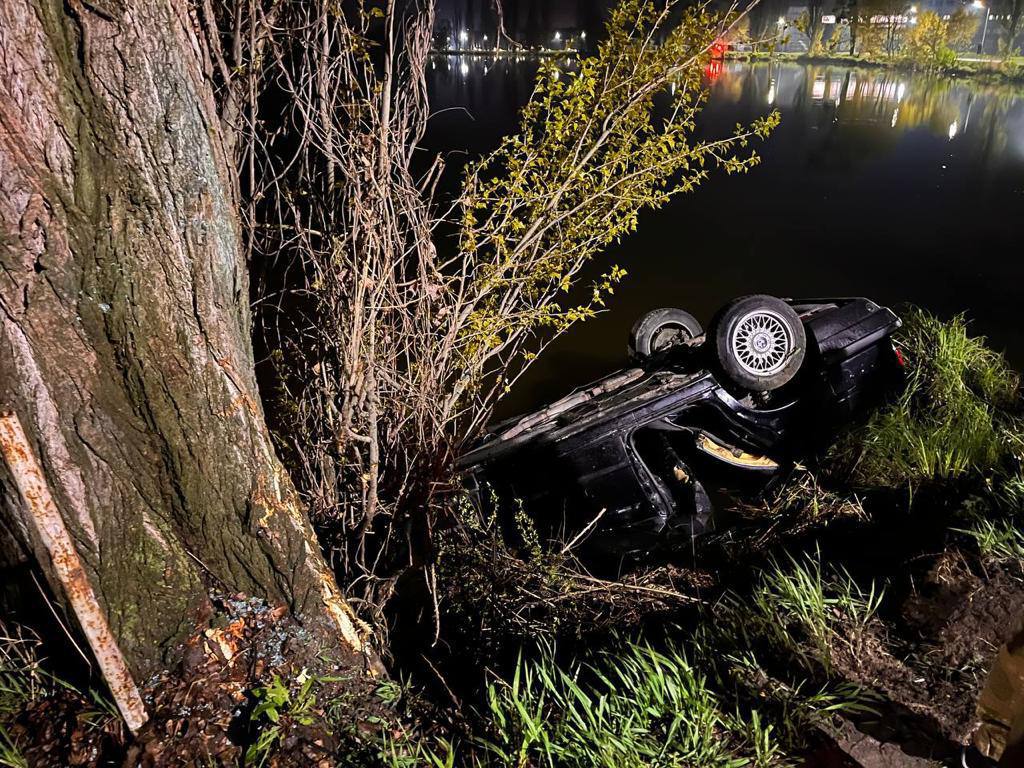 У Київській області легковик врізався в дерево та впав у річку (ФОТО)