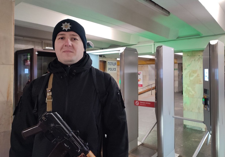 У столичному метро врятували життя пасажира