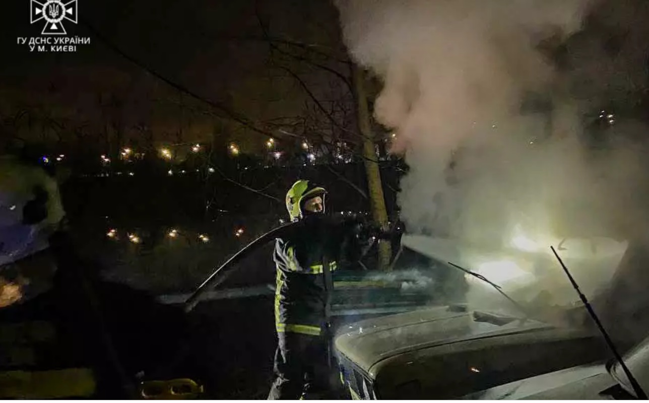На території комунального підприємства у Києві згоріли автомобілі (ФОТО)