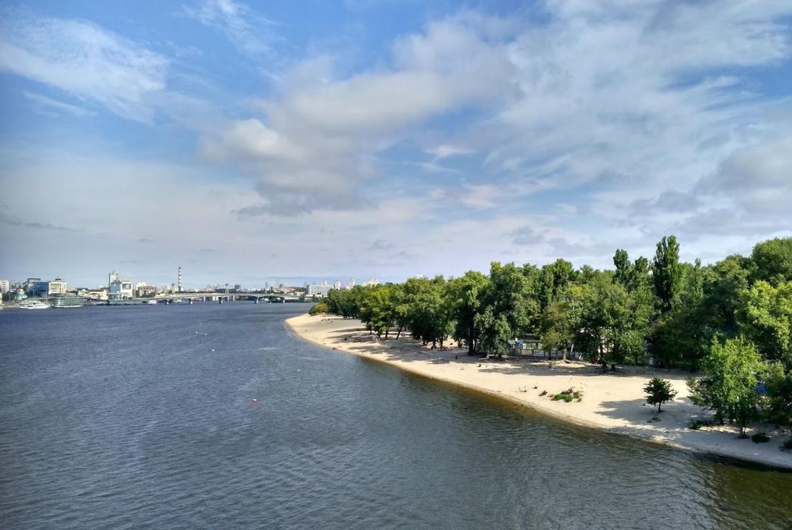 На пісок для закритих пляжів у Києві під час війни витратять мільйони