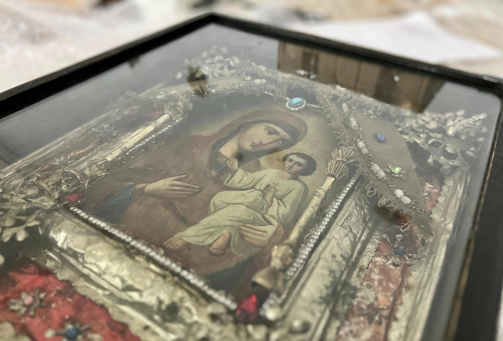 Київські митники виявили у відправленні старовинну святиню (ФОТО)