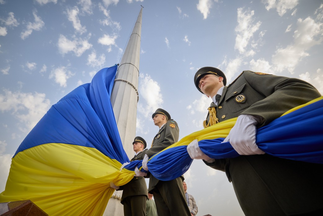 У Києві урочисто підняли найбільший прапор України (ВІДЕО)